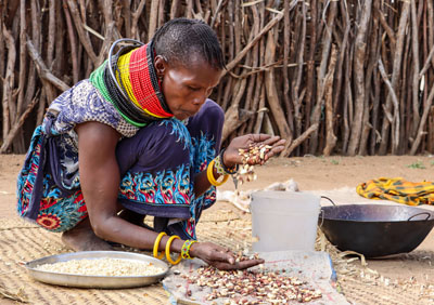 Femme triant des céréales à la main, sécurité alimentaire dans le monde